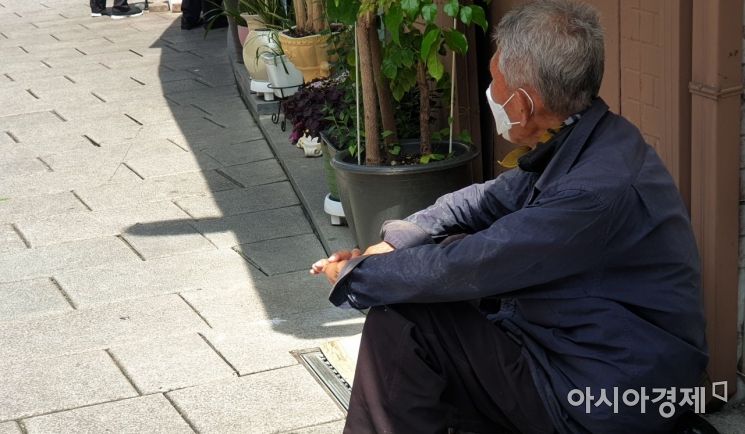 15일 오후 서울 종로 낙원상가 일대 한 그늘에 노인이 앉아 더위를 피하고 있다. 오늘은 `세계 노인학대 예방의 날`로 조사 결과에 따르면 노인들은 욕설과 폭행 등에 시달리고 있는 것으로 나타났다. 사진=김봉주 인턴기자 patriotbong@asiae.co.kr