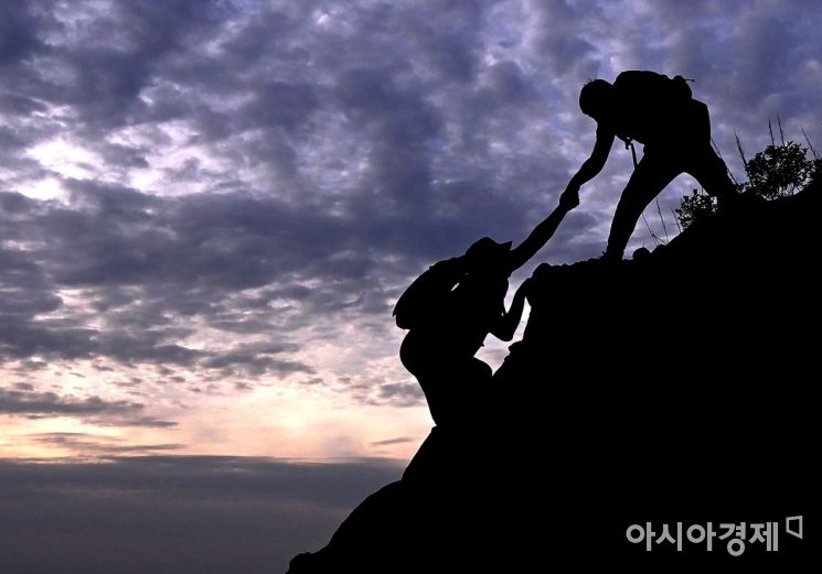 [포토] 고난과 역경 극복...손맞잡는 사회