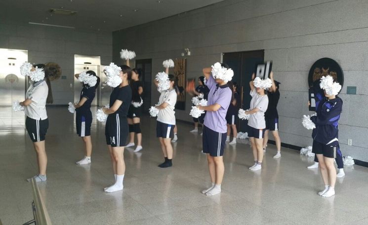 지난해 ‘몽땅 프로젝트’에 참여한 해성국제컨벤션고등학교 치어리딩 동아리 ‘미리별’이 치어리딩 연습을 하는 모습