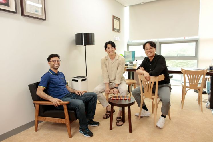 이번 연구의 공동교신저자인 마흐무드 연구교수(왼쪽부터), 제1저자인 김정원 연구원, 교신저자인 김건태 교수가 기념 사진을 촬영하고 있다.