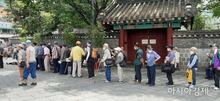 15일 오후 서울 종로 낙원상가 인근에 있는 무료급식소 앞에 노인들이 줄지어 서 있다.사진=한승곤 기자 hsg@asiae.co.kr