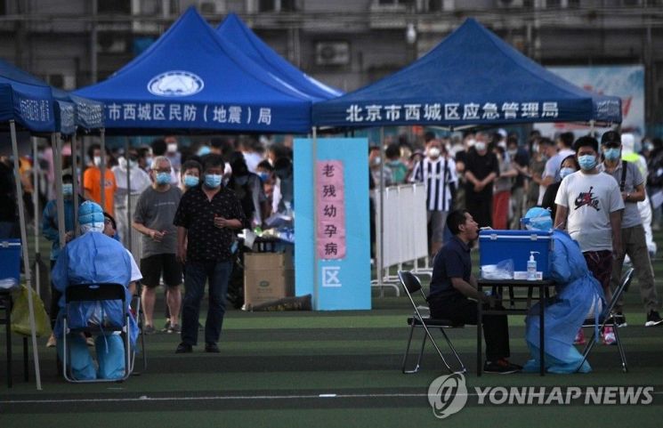 중국 베이징 신파디 시장 방문자 및 인근 거주 주민들이 지난 14일(현지시간) 베이징 한 스포츠센터에서 코로나19 진단 검사받기 위해 길게 줄을 서 있다. / 사진=연합뉴스
