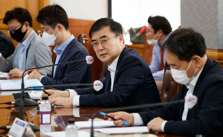 금융위원회는 16일 서울 중구 은행연합회에서 손병두 부위원장이 주재하는 금융리스크 대응반 회의를 진행했다. 손병두 금융위 부위원장이 모두발언을 하고 있다.
