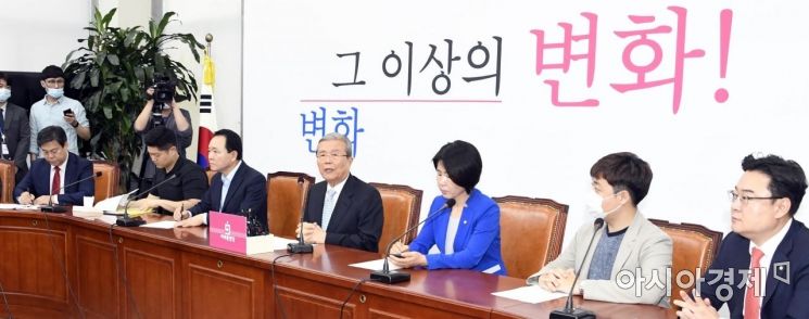 김종인 미래통합당 비대위원장이 16일 국회에서 열린 비상대책위원회의에 참석, 모두발언을 하고 있다./윤동주 기자 doso7@