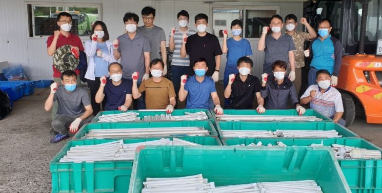 "폐형광등, 끔찍한 환경오염"…주말에 선별 작업 나선 경산시 공무원들