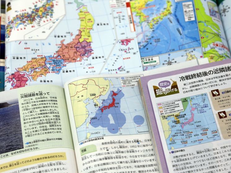 일본 문부과학성의 검정을 통과한 일본 출판사의 중학교 교과용 도서(교과서)에 독도가 '다케시마'(竹島·일본이 주장하는 독도의 명칭)로 표기돼 있다. 검정을 통과한 중학교 사회 교과서 대부분은 "다케시마는 일본 고유의 영토"이며 한국이 "불법 점거"하고 있다는 주장을 담았다. [이미지출처=연합뉴스]