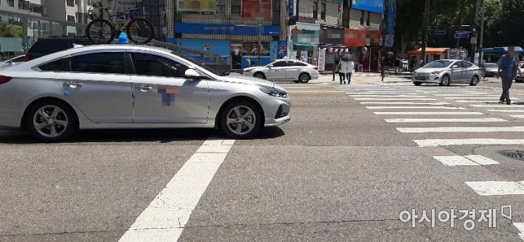 15일 오후 서울 번화가 횡단보도 앞 정지선을 한 차량이 침범해있다. 한승곤 기자 hsg@asiae.co.kr