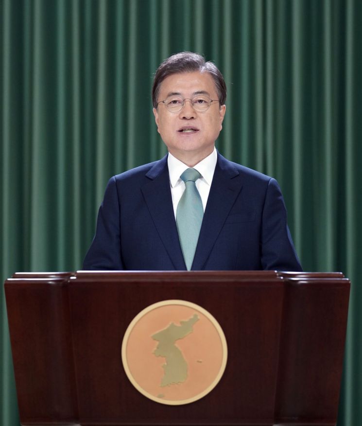 문재인 대통령이 15일 청와대 충무실에서 '6.15 남북공동선언' 20주년 기념식 축사를 영상을 통해 전하고 있다. 사진=연합뉴스