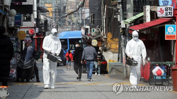 이태원 관련 코로나19 확진자가 75명까지 늘어난 지난달 11일 오전 서울 용산구 보건소 관계자들이 이태원 유흥밀집 거리를 방역하고 있다. / 사진=연합뉴스