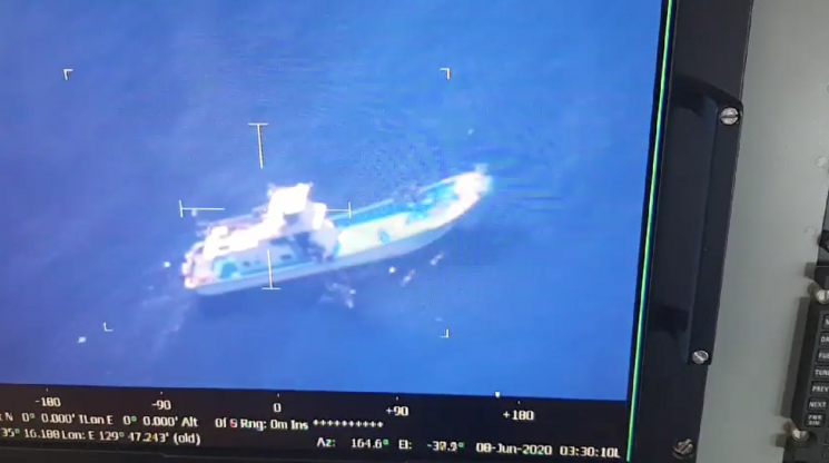 고래를 불법 포획하는 선박이 항공기에 포착되고 있다. [해양경찰청 제공]