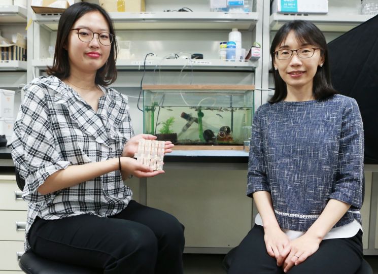 김소희 DGIST 로봇공학전공 교수(오른쪽)와 이유현 로봇공학전공 연구원이 이번에 개발한 유닛을 들고 기념사진을 촬영하고 있다.