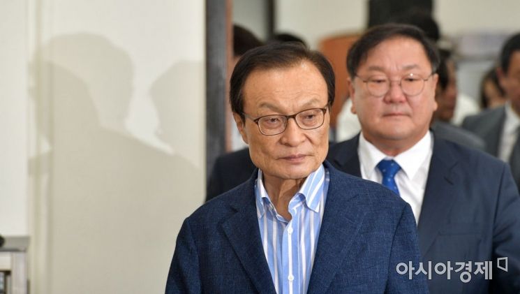 이해찬 더불어민주당 대표와 김태년 원내대표가 17일 국회에서 열린 최고위원회의에 참석하고 있다./윤동주 기자 doso7@