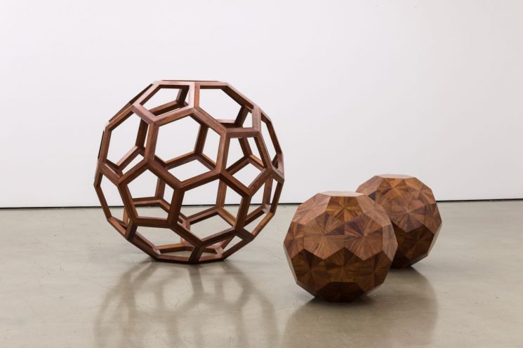 아이 웨이웨이 'F Size', 2011, 강향단, ø 120(왼쪽), Untitled (Wooden Ball), 2010, 강향단, 각 ø 60(오른쪽)