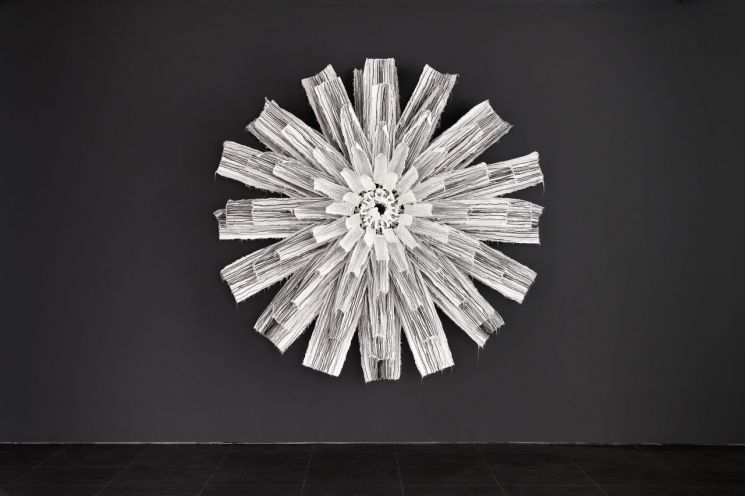 최우람 'One(이박사님께 드리는 답장)', 2020, Metallic material, soft Tyvek, electronic device (custom CPU board, motor), 250x250(w)x180(d)㎝  [사진= 갤러리현대 제공]