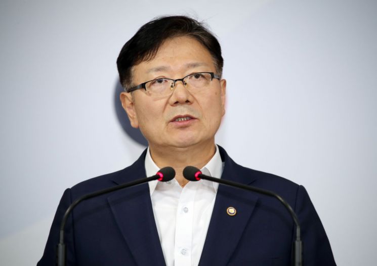 서호 통일부 차관이 17일 정부서울청사 브리핑실에서 통일부 입장을 발표하고 있다.