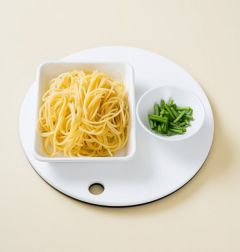 1. 스파게티는 끓는 물에 8분 정도 삶아 건져 두고 실파는 2cm 길이로 썬다.