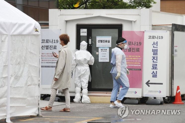 서울 이태원 클럽발 집단감염으로 2차 확산이 우려되는 가운데 지난달 10일 오전 서울 중구 국립중앙의료원에 설치된 선별진료소에서 의료진들이 분주하게 움직이고 있다. / 사진=연합뉴스