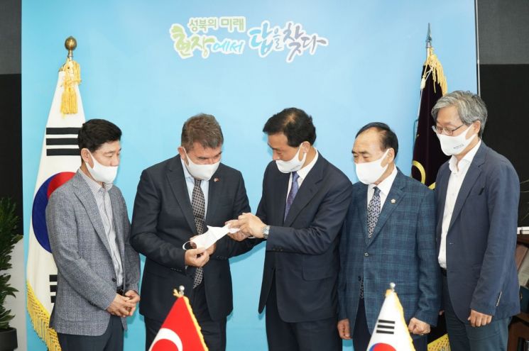 성북구 패션봉제업체 사장님들 '형제의 나라' 터키에 마스크 1만장 기부