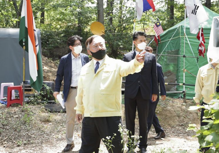 이재강 경기도 평화부지사가 대북전단 살포 위험지역으로 지정된 포천시를 찾아 현장 상황을 살펴보고 있다.
