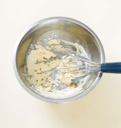 2. 볼에 버터를 넣어 부드럽게 푼 다음 소금과 파르메산 치즈가루를 넣고 거품기로 골고루 섞는다.
