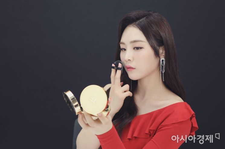 라이킷의 리뷰 코너인 '라이픽'에서 유튜버 단유현이 명품쿠션을 리뷰한다.