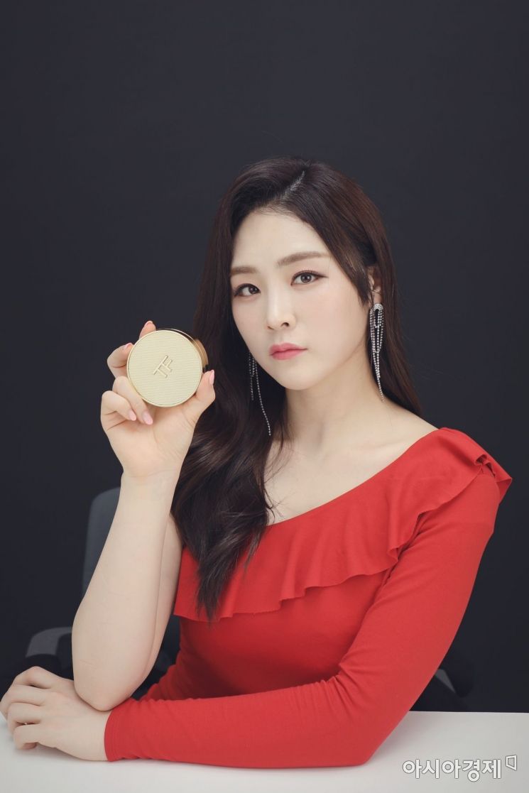 '라이킷' 유튜버 단유현과 톰포드 뷰티 '셰이드 앤 일루미네이트 소프트 래디언스 파운데이션 쿠션 콤팩트'