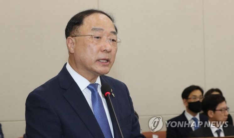 홍남기 경제부총리가 17일 오후 서울 여의도 국회에서 열린 기획재정위 전체회의에서 업무보고를 하고 있다. / 사진=연합뉴스