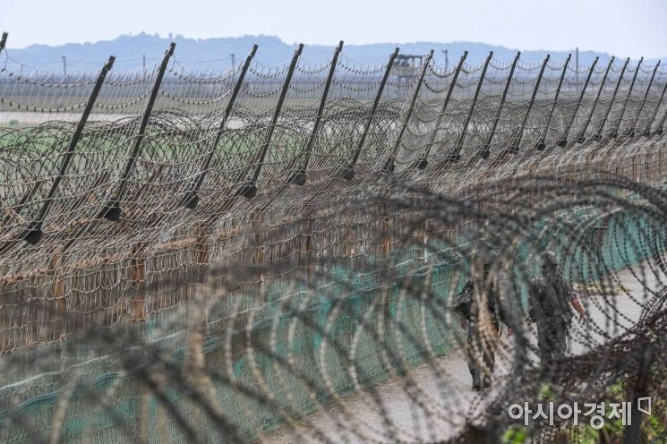 북한이 남북화해의 상징이자 판문점 선언의 대표적인 성과로 꼽힌 남북공동연락사무소를 폭파한 가운데 18일 경기 파주에서 군 병력이 경계근무하고 있다./파주=강진형 기자aymsdream@