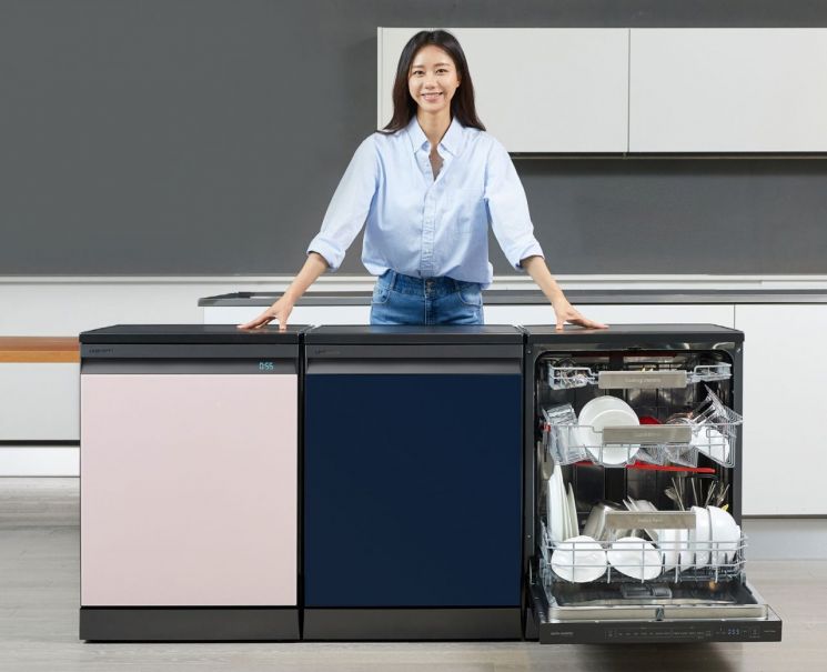 A Samsung Electronics model is introducing the 'Bespoke Dishwasher' with differentiated cleaning performance and design innovation at the Suwon Samsung Electronics Digital City Premium House.