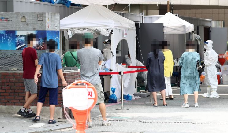 17일 오전 대전시 서구 만년동 서구보건소 선별진료소에서 시민들이 신종 코로나바이러스 감염증(코로나19) 검사를 받기 위해 줄을 서고 있다. 출처=연합뉴스