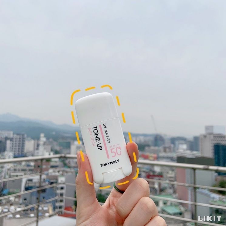 토니모리의 '유브이 마스터 톤업 선 스틱'.