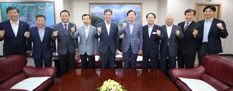 부산중소기업협동조합협의회 전현직 회장단 18일 부산상의 허용도 회장을 만나 현 경제 상황에 대해 의견을 나눴다.