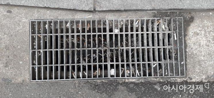 "물바다 될까 걱정이에요" 하수구 꽁초 투기, 아직도 하시나요 [한기자가 간다]