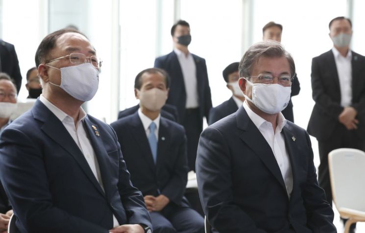 문재인 대통령이 18일 강원도 춘천에 위치한 빅데이터 플랫폼 운영기업인 더존비즈온을 방문, 데이터와 AI를 접목한 혁신 서비스에 대한 설명을 듣고 있다. 왼쪽은홍남기 경제부총리 겸 기획재정부 장관. 2020.6.18 [이미지출처=연합뉴스]