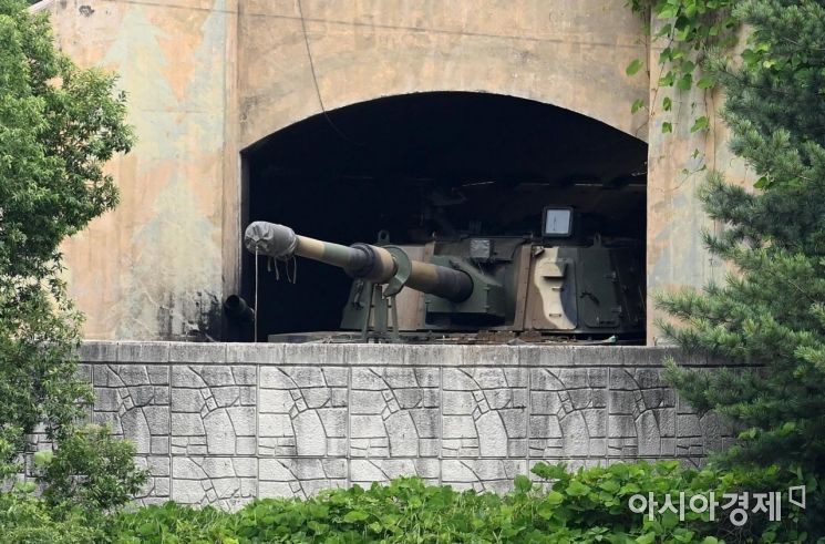 북한이 개성 남북 공동연락소를 폭파한 뒤 군사훈련도 부활시키겠다고 발표하는 등 남북의 긴장 관계가 고조되고 있는 가운데 18일 경기 파주시의 접경지역에 우리 군 주둔지에 K9자주포가 대기하고 있다./파주=김현민 기자 kimhyun81@