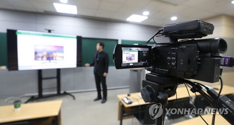지난 3월12일 오후 울산대학교 강의실에서 한 교수가 첨단소재제조공정 온라인 수업을 위한 동영상 강의를 녹화하고 있다. / 사진=연합뉴스