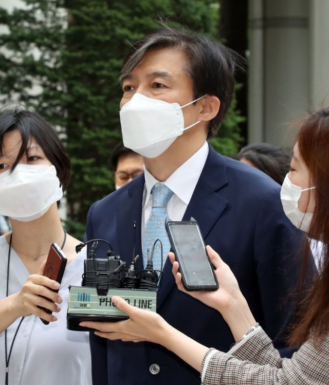 자녀 입시비리ㆍ감찰무마 의혹을 받는 조국 전 법무부 장관이 19일 공판에 참석하기 위해 서울 서초구 중앙지법으로 들어서며 취재진의 질문에 답하고 있다. [이미지출처=연합뉴스]
