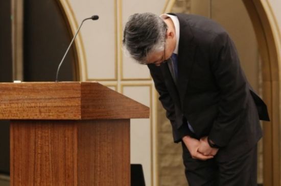 문은상 신라젠 대표이사가 지난해 8월4일 서울 여의도 CCMM빌딩에서 열린 긴급 간담회에서 펙사벡의 간암 대상 글로벌 임상 3상 중단에 대해 고개 숙여 사과하고 있다.