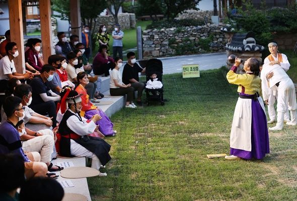 지난 20일 저녁 강진군 강진읍 사의재 공연장에서 다산의 이야기를 신명 나게 풀어내 재현한 마당극 ‘땡큐 주모’ 야간공연이 펼쳐지고 있다. (사진=강진군 제공)