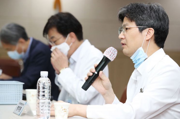21일 오후 서울 중구 국립중앙의료원에서 열린 신종감염병 중앙임상위원회 기자회견에서 방지환 중앙감염병병원운영 센터장이 코로나19 재확산에 따른 지침개정 및 권고사항에 대해 발표하고 있다.<이미지:연합뉴스>