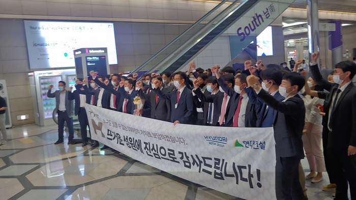 현대건설이 21일 서울 강남구 코엑스에서 열린 시공사 선정 총회 직후 수주 기념 촬영을 하고 있다.