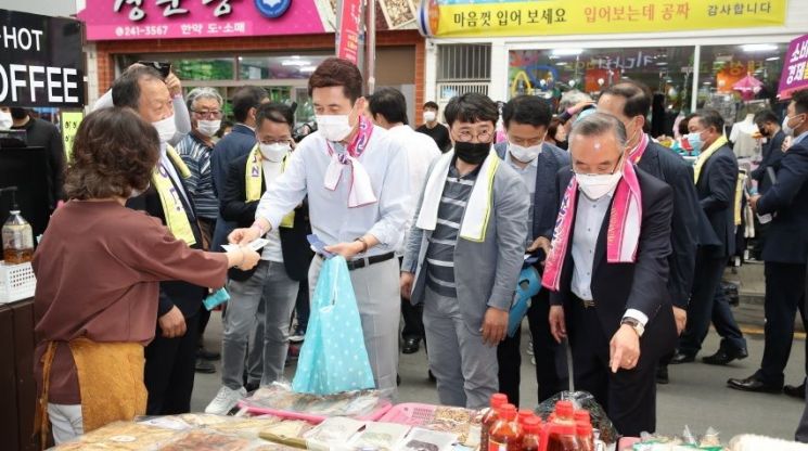 이강덕 시장이 포항사랑상품권으로 물건을 구입하고 있는 모습.