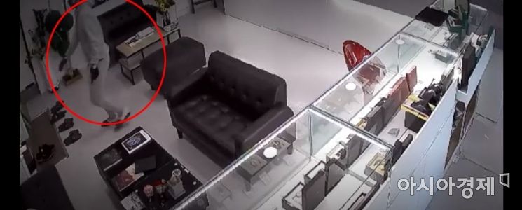 "낮에 봤던 시계 2점 다시 보여줘요" 롤렉스 절도 사건의 전말 [한승곤의 사건수첩]