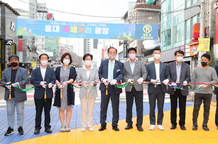 마포구 ‘홍대 축제거리 광장’ 개장...획기적 그래픽 디자인 ‘주목’