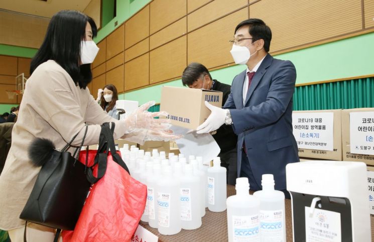 이동진 도봉구청장이 자동손독기를 전하고 있다.