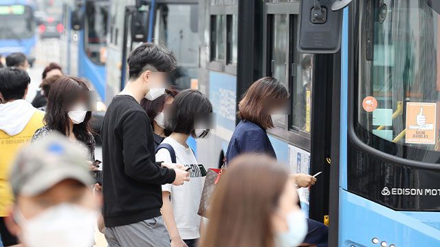 마스크를 쓰고 버스에 탑승하는 시민들. 사진은 기사의 특정 표현과 무관함.사진=연합뉴스
