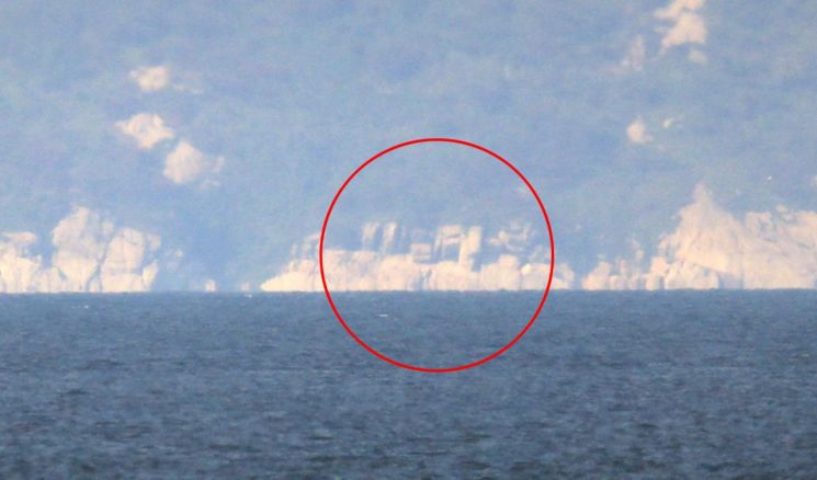 21일 오후 인천시 옹진군 대연평도에서 바라본 북한 대수압도에 포문으로 추정되는 곳이 보이고 있다.
    군 관계자는 습기 제거를 위해 포문을 개방하는 경우가 있거나, 개방된 문에 포가 배치되지 않은 경우도 있다며 현재 특이동향은 없지만 상황을 주시하고 있다고 밝혔다.