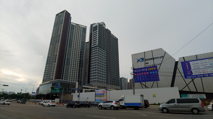 7월 입주를 앞둔 경기 김포시 걸포동 한강메트로자이2차. 6·17 대책에서 김포시가 빠지면서 분양권 프리미엄이 상승한 것으로 알려졌다. (사진=임온유 기자)