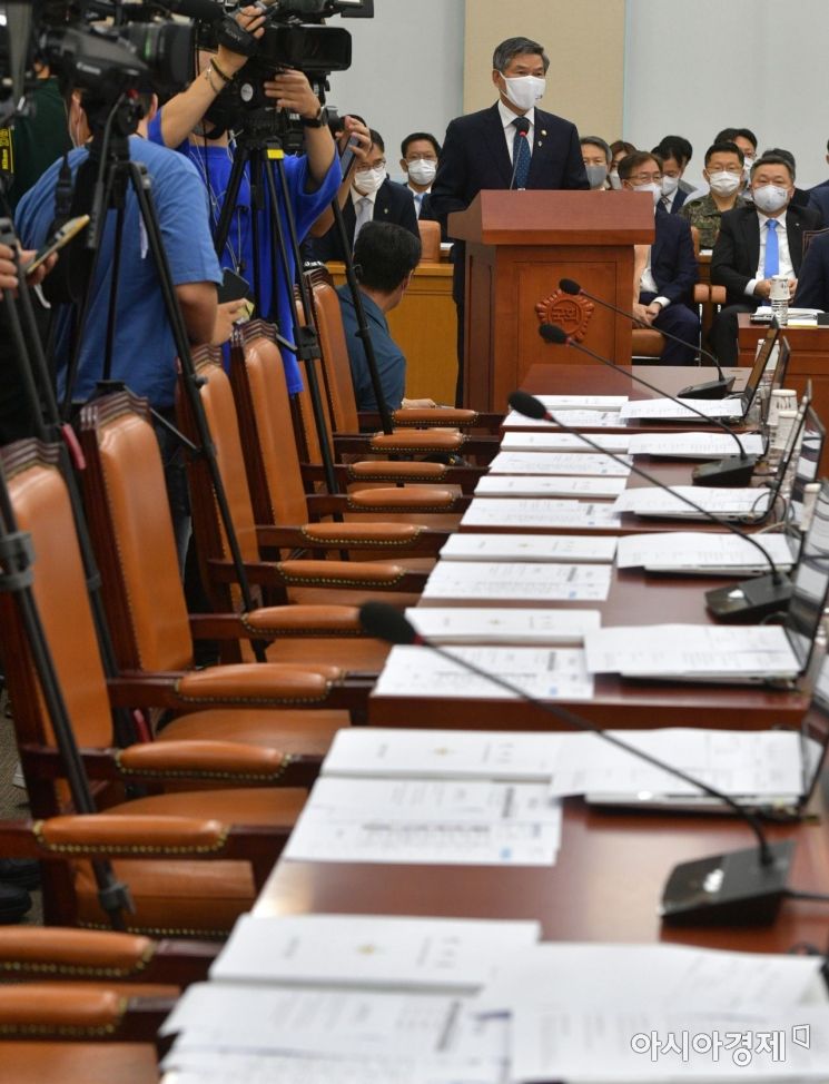 정경두 국방부 장관이 22일 국회 국방위 전체회의에 출석, 업무보고를 하고 있다./윤동주 기자 doso7@
