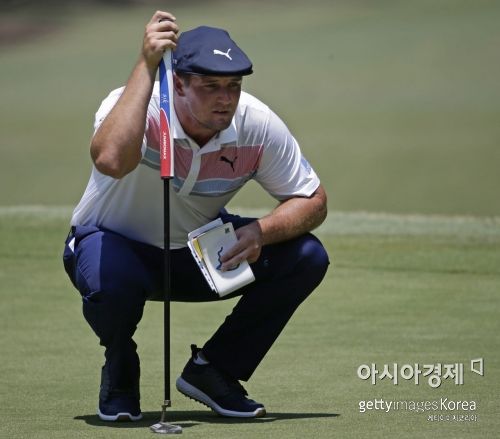 '헐크' 브라이슨 디섐보가 RBC헤리티지 최종일 1번홀에서 퍼팅 라인을 살피고 있다. 힐튼헤드(美 사우스캐롤라이나주)=Getty images/멀티비츠